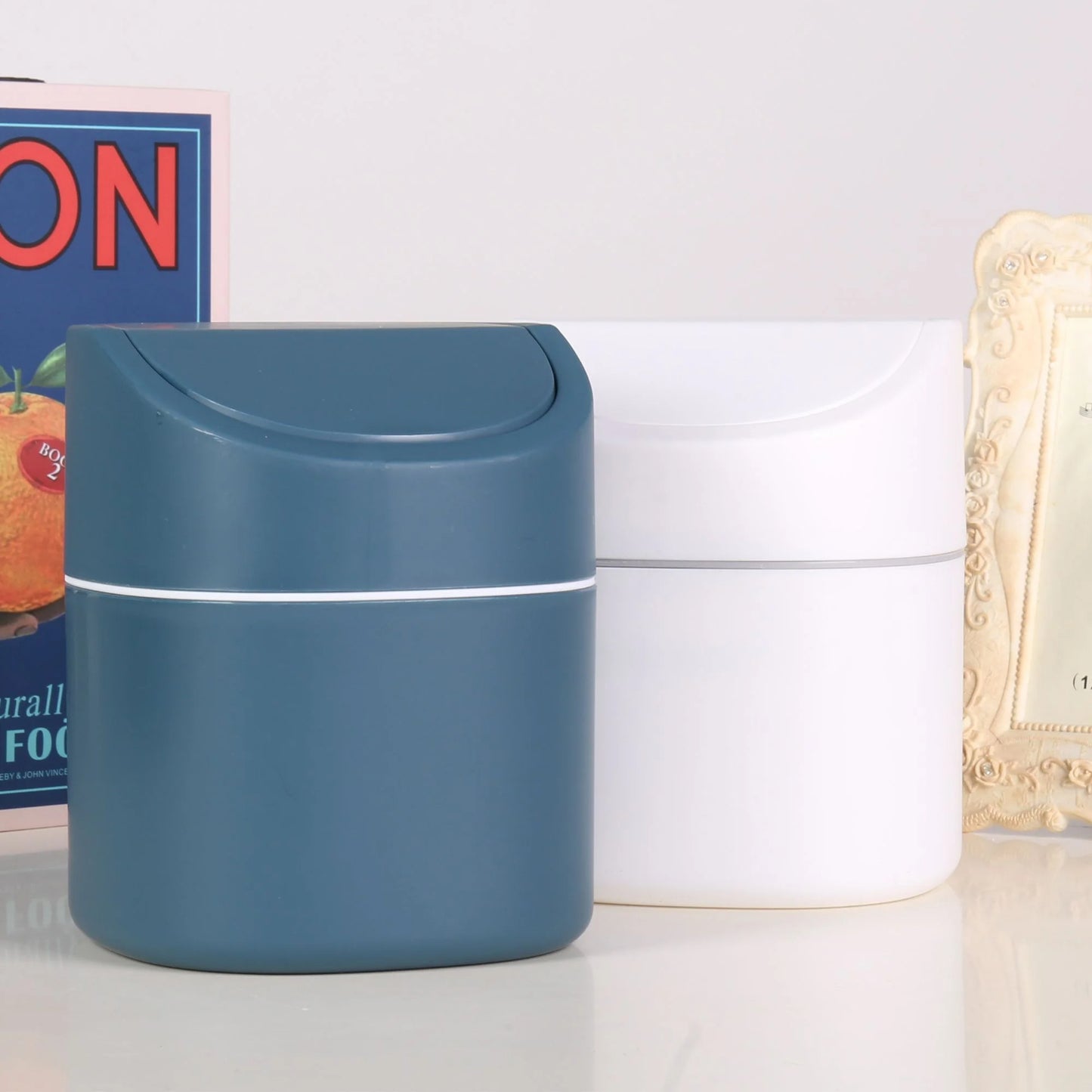 LunaLulinlk White 0.5 Gallon (2 Liter) Twist-On Lid Mini Trash Can for Bedroom Dresser