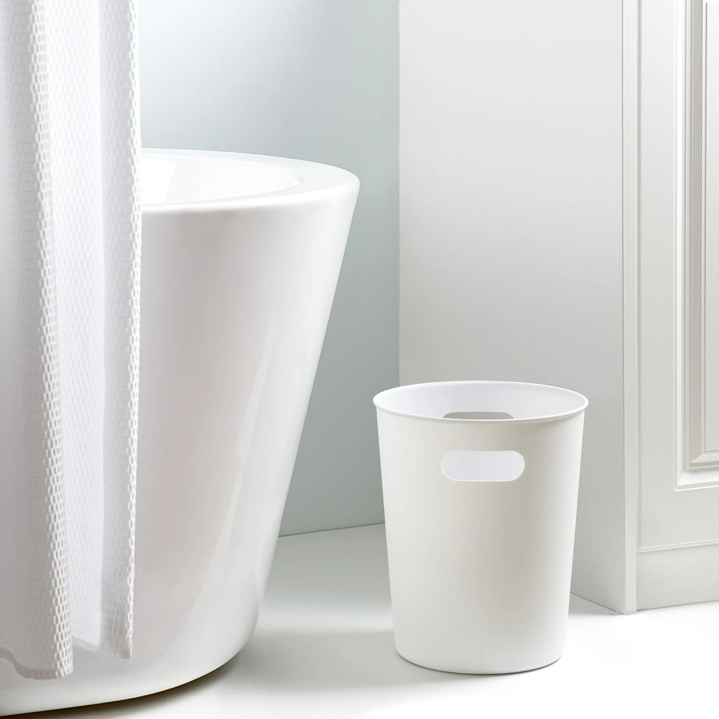 LunaLulinlk White Basic Plastic 2.64 Gallon Wastepaper Basket for Bathroom, Bedroom or Office