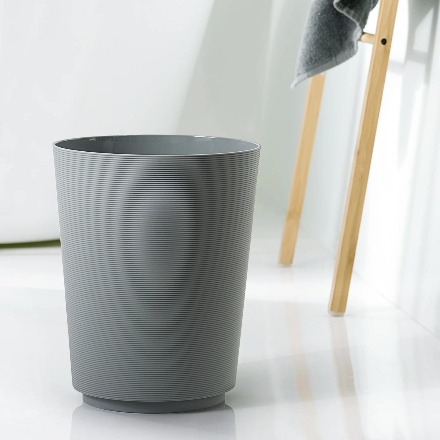 LunaLulinlk Soft Touch Ribbed Plastic 1.98 Gallon Wastebasket in Grey for Bathroom, Kitchen and Bedroom