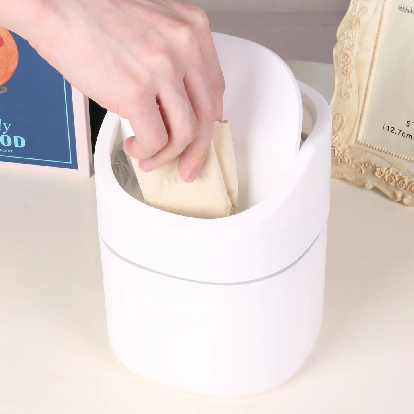 LunaLulinlk White 0.5 Gallon (2 Liter) Twist-On Lid Mini Trash Can for Bedroom Dresser