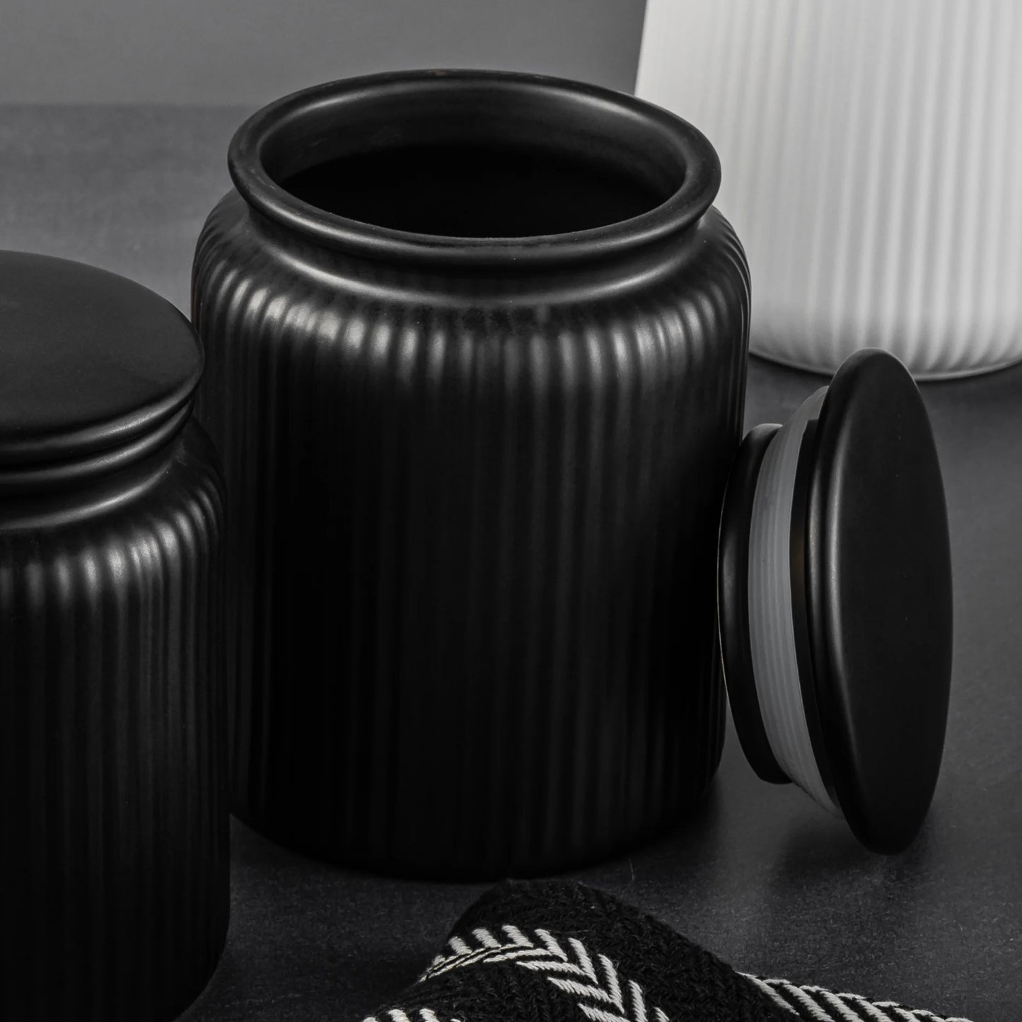LunaLulinlk Set of Two Medium (815 ml) Ceramic Ribbed Kitchen Storage Jars, Black