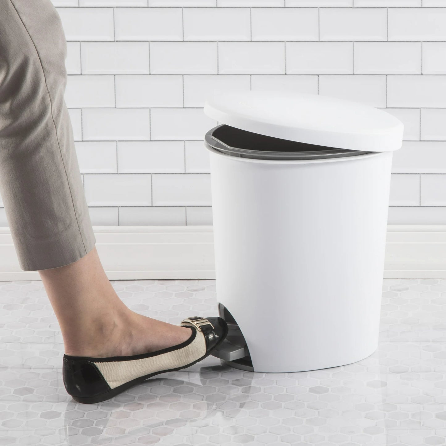 LunaLulinlk White 2.6 Gallon Trash Can, Extra Large Step-In Bathroom Trash Can
