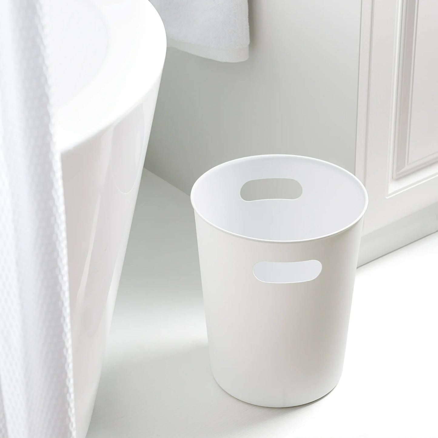 LunaLulinlk White Basic Plastic 2.64 Gallon Wastepaper Basket for Bathroom, Bedroom or Office