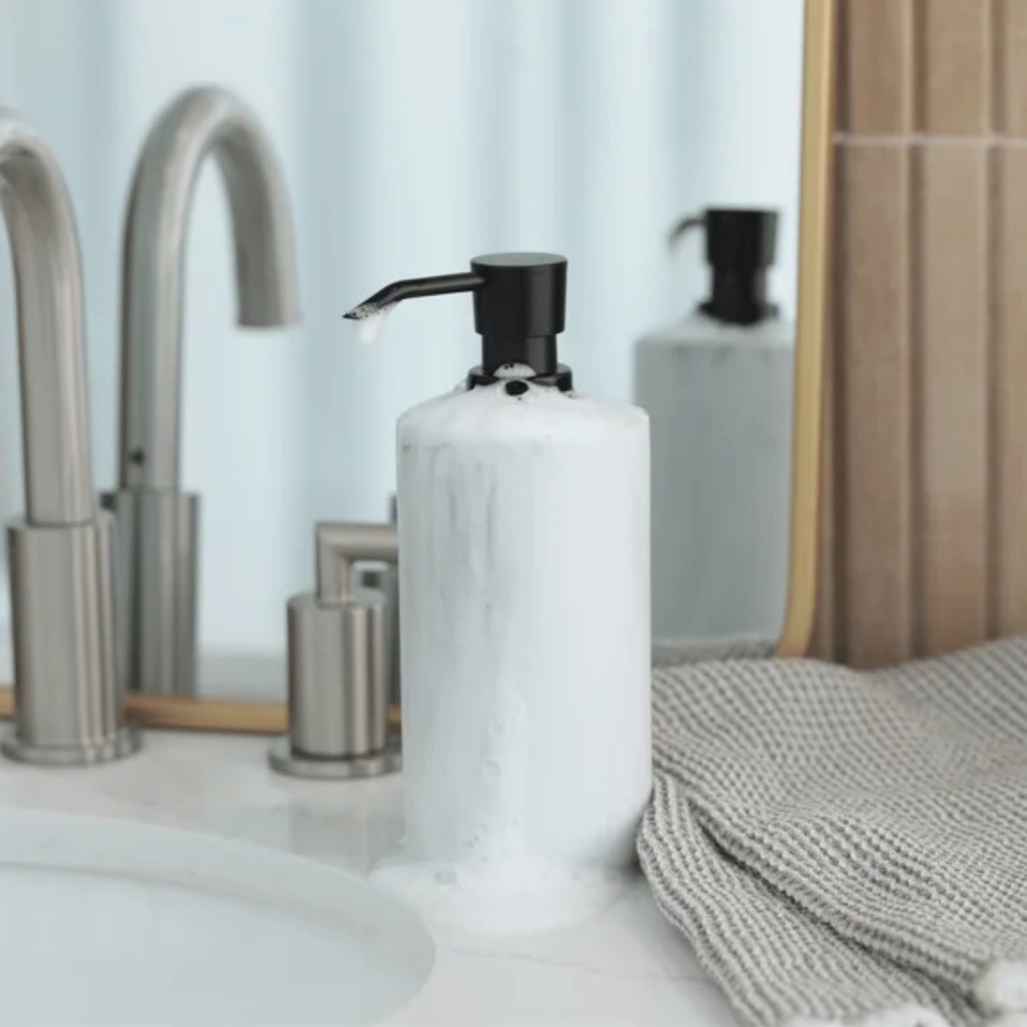 LunaLulinlk White Marble Soap Dispenser with Black Pump, Refillable Liquid Soap Dispenser 16 Oz. Capacity.